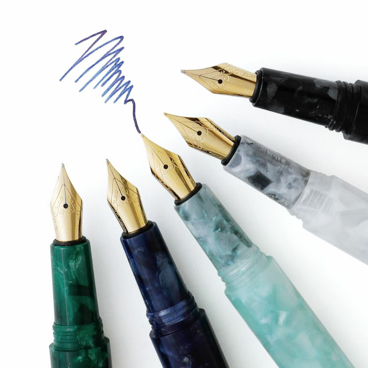 Hightide Attaché Marbled Fountain Pen - Green — flat lay