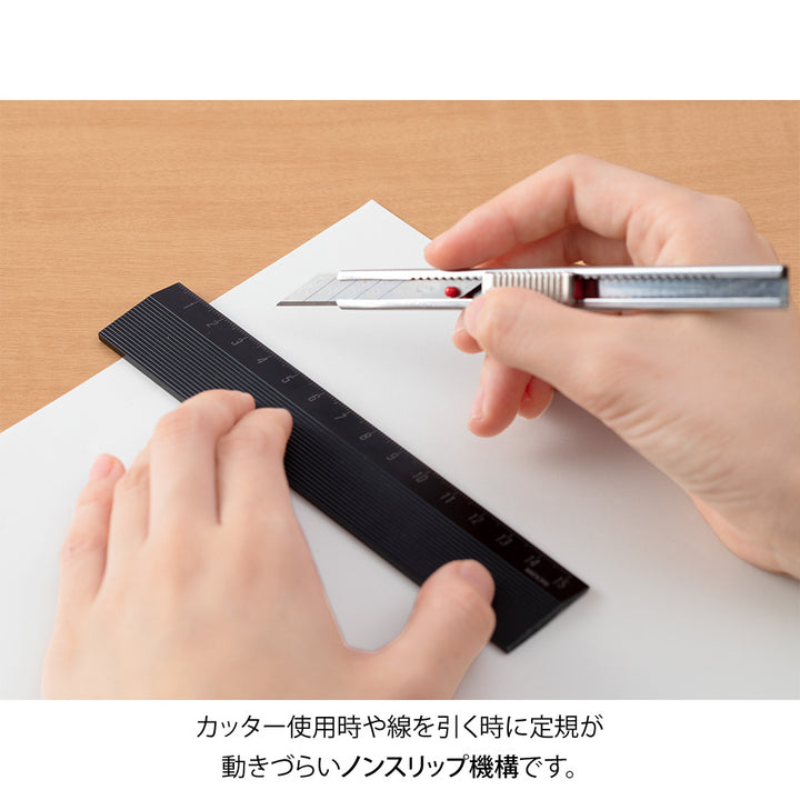 Midori Aluminum Ruler 15cm Non-Slip - Black — detail view