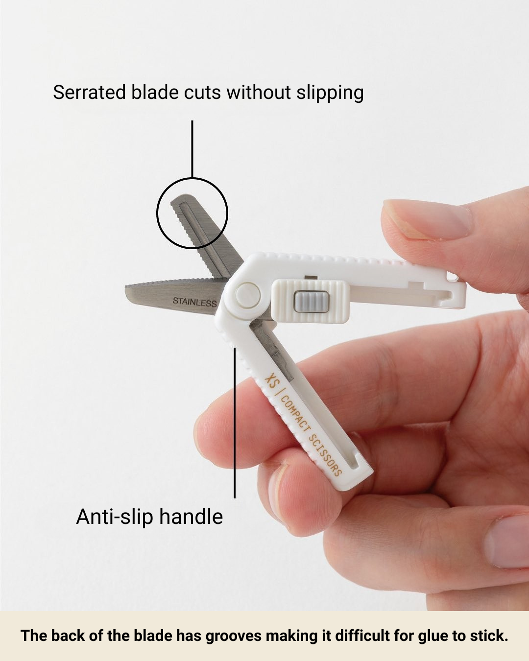 Midori XS Compact Scissors Serrated Dark Red — angle view