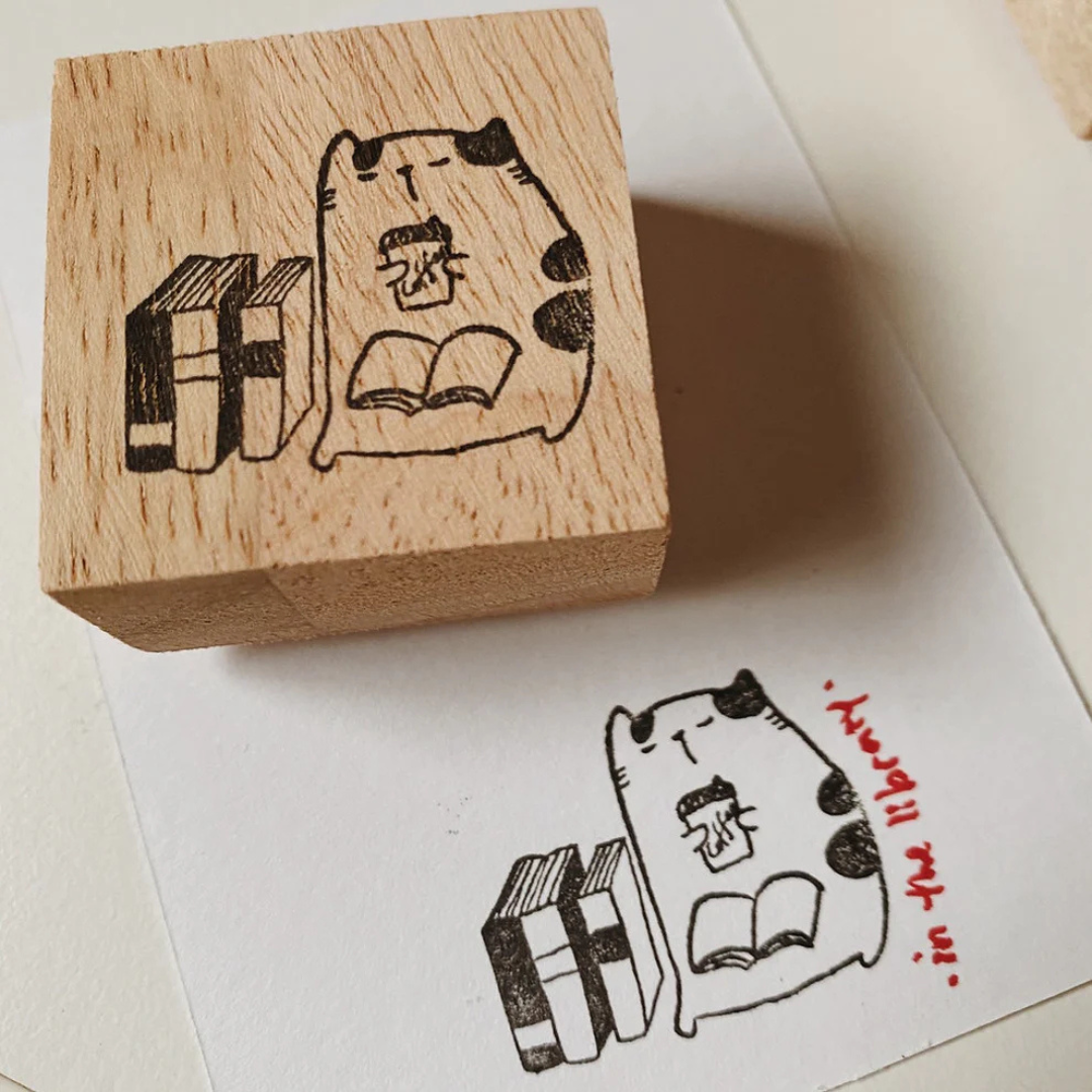 Catdoo Rubber Stamp - Neko &amp; Book in the Library — side view