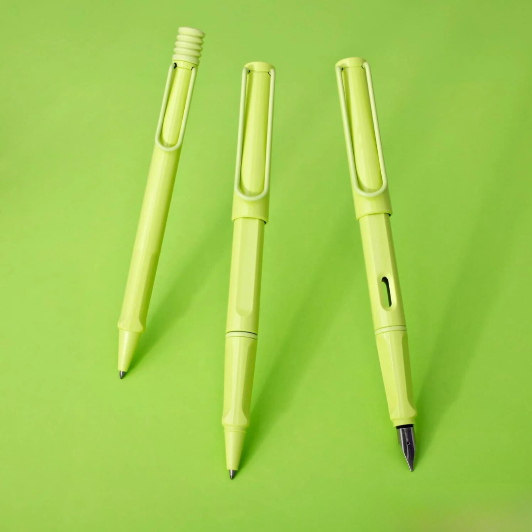 LAMY Safari Deelite Fountain Pen - Spring Green (Special Edition) — flat lay