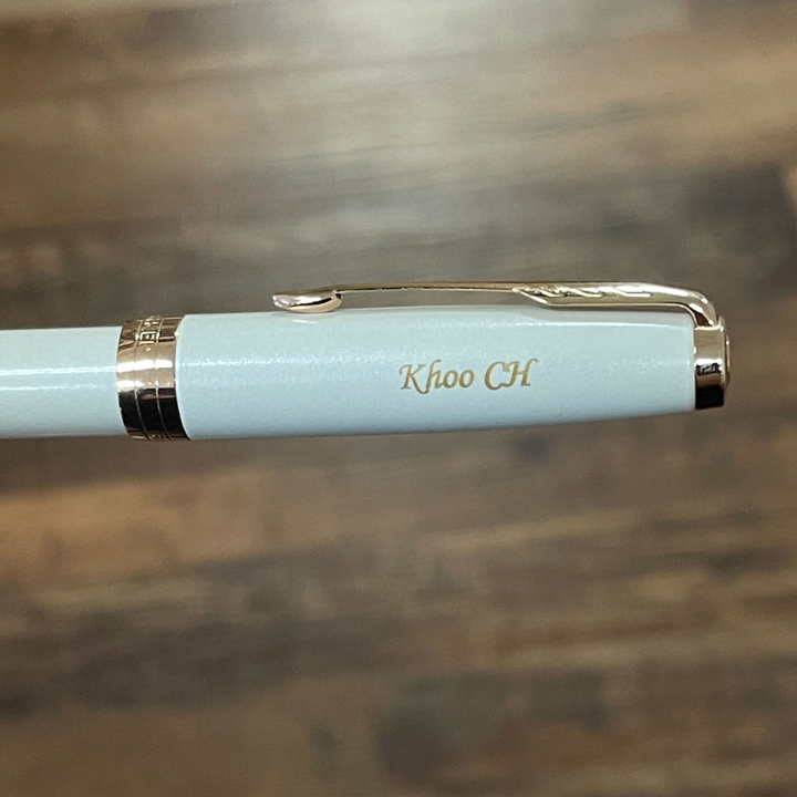 Parker Sonnet Pearl Lacquer 18k Gold Nib Fountain Pen - Medium Nib — nib close-up