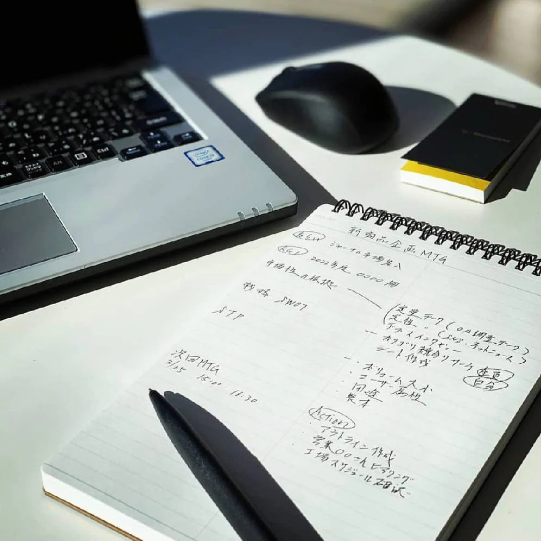 Maruman Mnemosyne A5 Memo Pad - Ruled (Black) — flat lay
