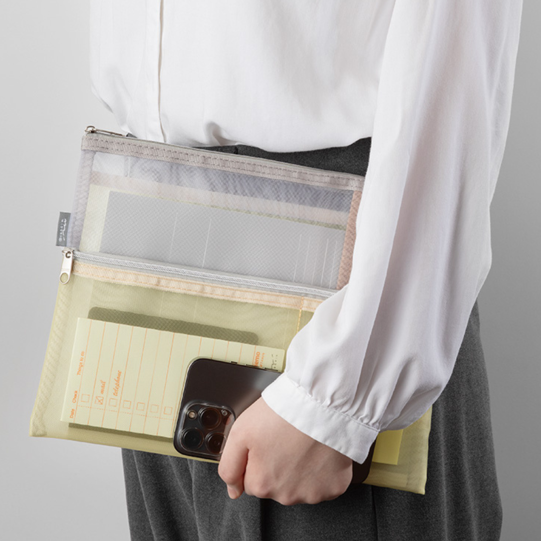 Midori Pen &amp; Tool Pouch (B5) Mesh - Beige — angle view