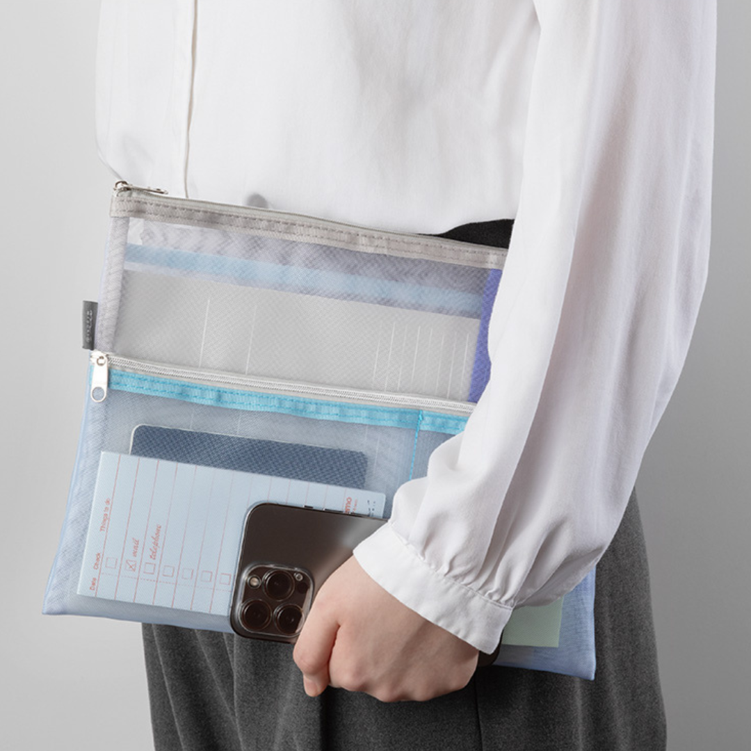 Midori Pen &amp; Tool Pouch (B5) Mesh - Light Blue — angle view