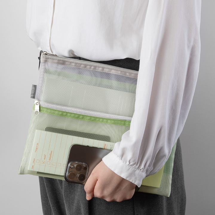 Midori Pen &amp; Tool Pouch (B5) Mesh - Green — angle view