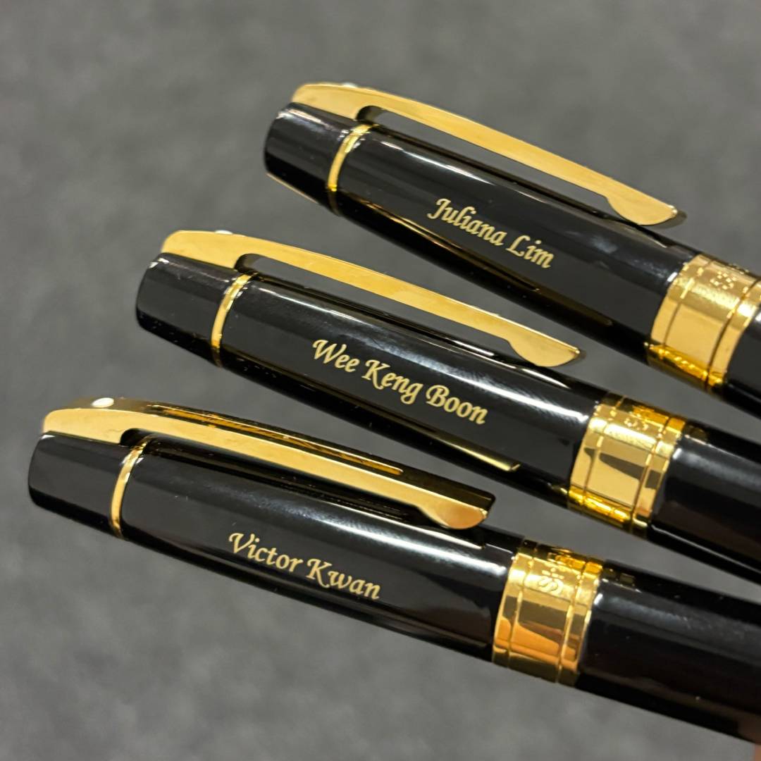 Sheaffer 300 E9325 Glossy Black with Gold Trims Ballpoint Pen (WW30) — Sheaffer ballpoint pen — reliable smooth-writing everyday pen, at Cityluxe Singapore