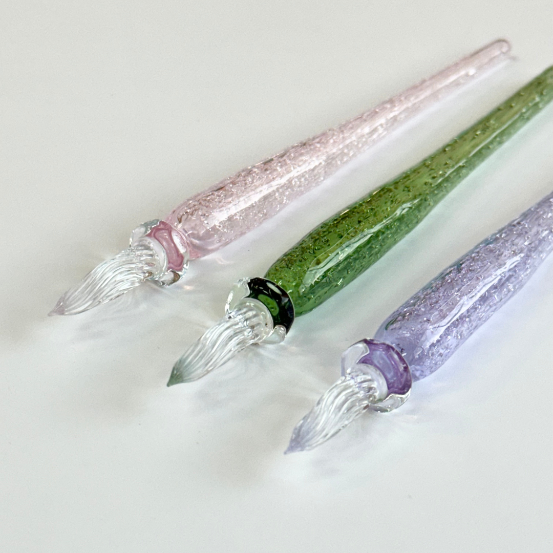 Matsubokkuri Tsubutsubu Glass Fountain Pen - Pink — flat lay