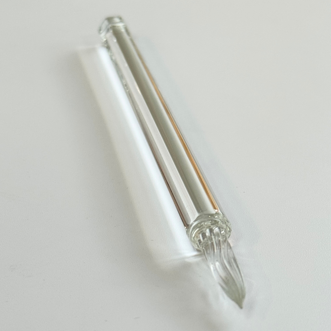 Matsubokkuri Tsubutsubu Glass Fountain Pen - Clear Black — flat lay