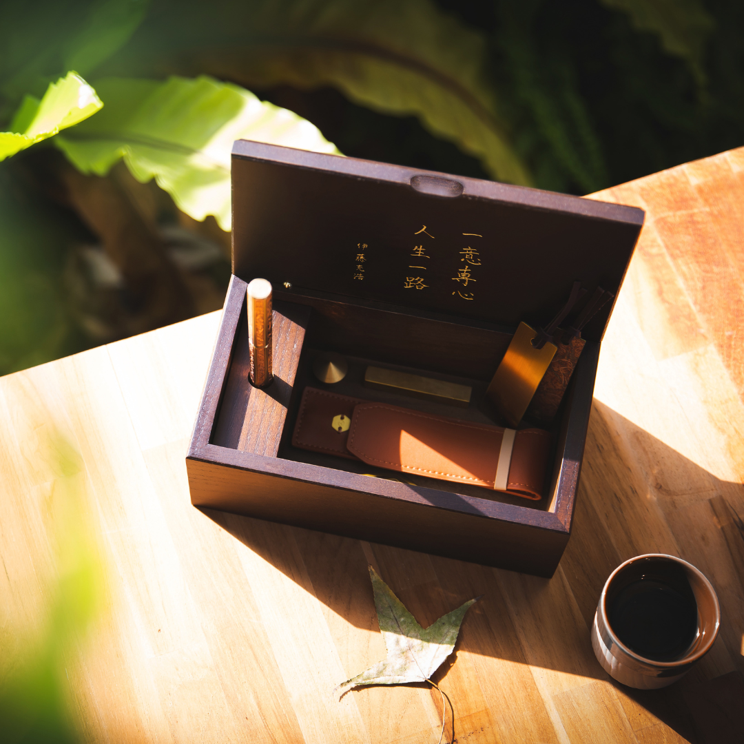 Ystudio Classic Renaissance Kazari Kanagu Fountain Pen - Dragon [Pre-Order] — flat lay
