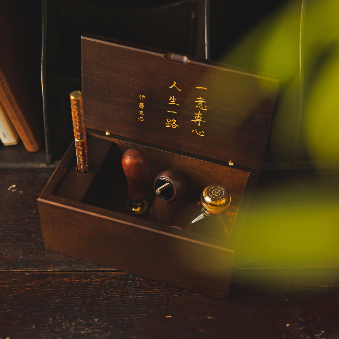 Ystudio Classic Renaissance Kazari Kanagu Fountain Pen - Dragon [Pre-Order] — flat lay