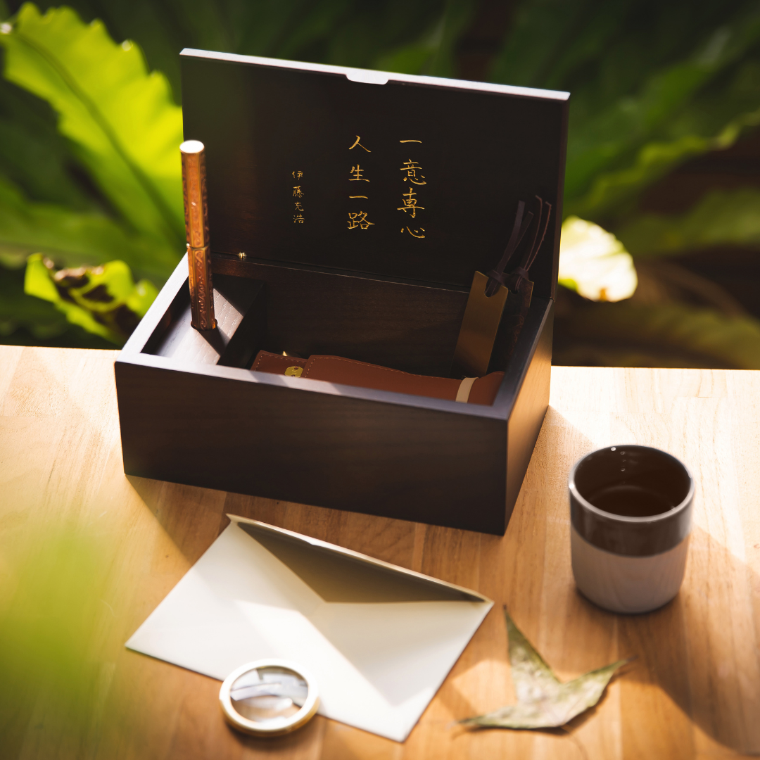 Ystudio Classic Renaissance Kazari Kanagu Fountain Pen - Dragon [Pre-Order] — flat lay
