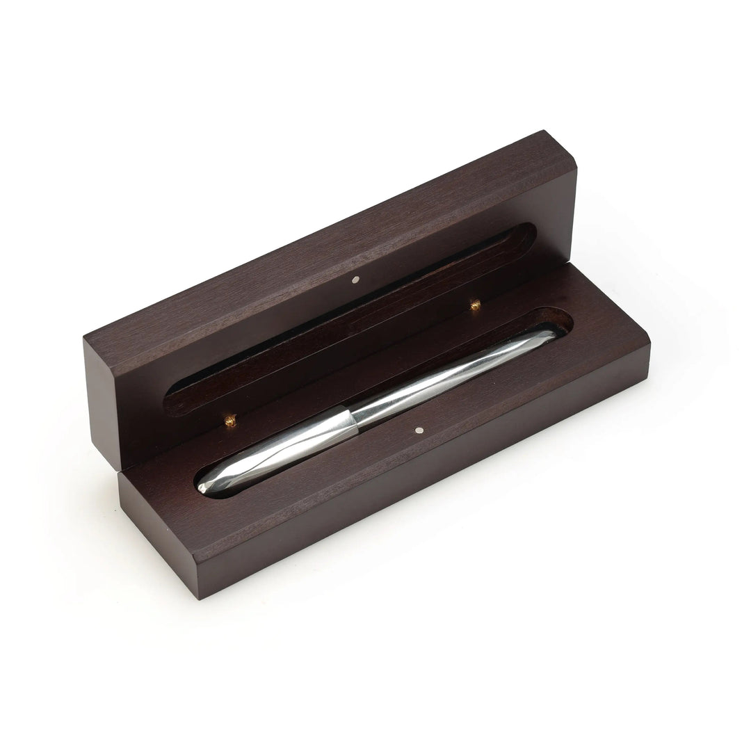 Royal Selangor Broad Nib Fountain Pen - Boston — uncapped with cap posted