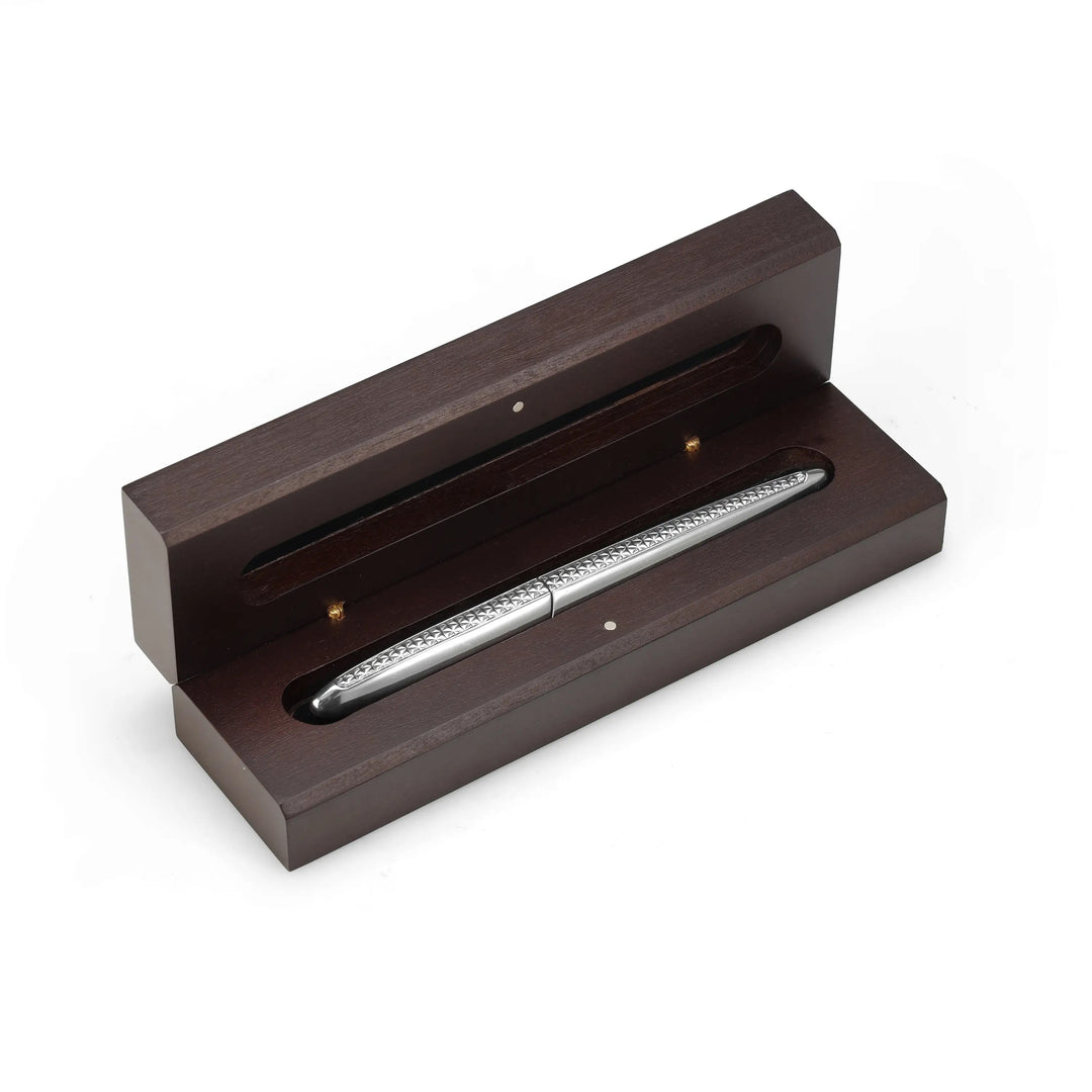 Royal Selangor Broad Nib Fountain Pen - Zurich — uncapped with cap posted