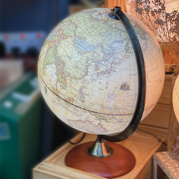 Luxo Painting Globe, Wooden Base, Led Light - 30cm — front view