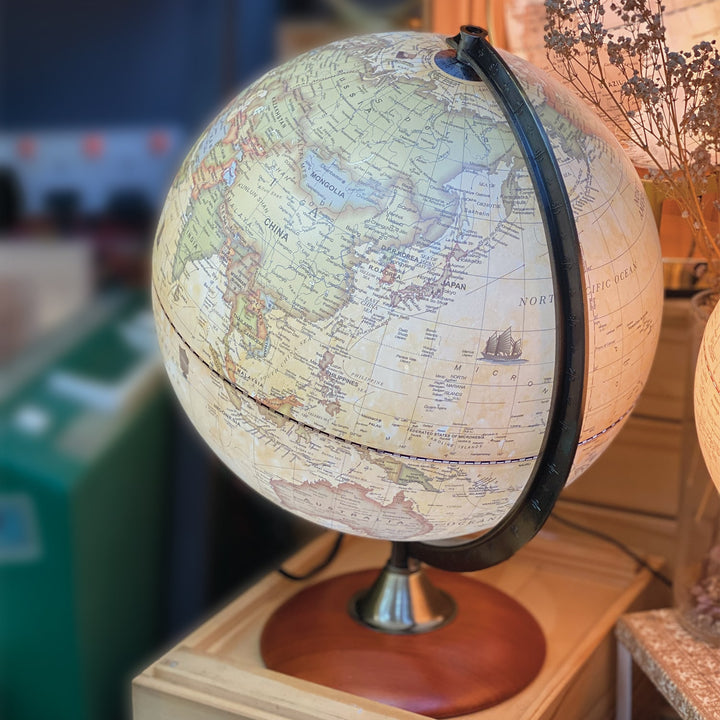 Luxo Painting Globe, Wooden Base, Led Light - 30cm — front view