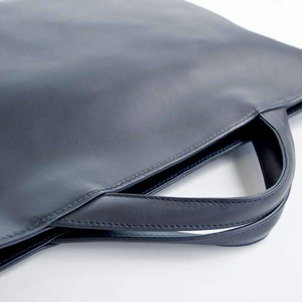 Trion AA115 13" Leather Bag Brandy — in use