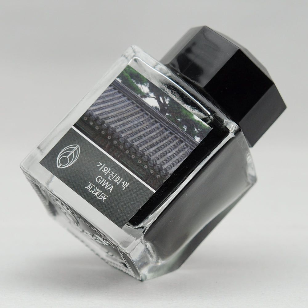 3 Oysters I.COLOR.U 38ml Ink Bottle Giwa — bottle at angle