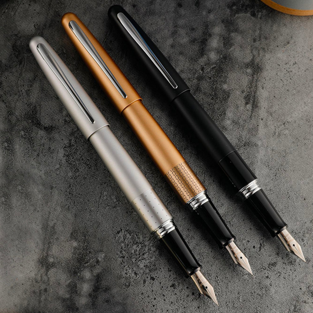 (DC) Pilot Metropolitan Classic MR1 Fountain Pen — uncapped with cap posted