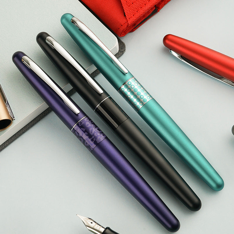 Pilot Metropolitan Retro Pop MR3 Fountain Pen — uncapped with cap posted