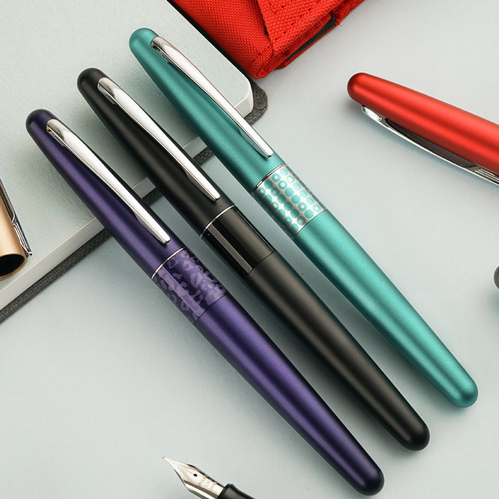 Pilot Metropolitan Retro Pop MR3 Fountain Pen — uncapped with cap posted