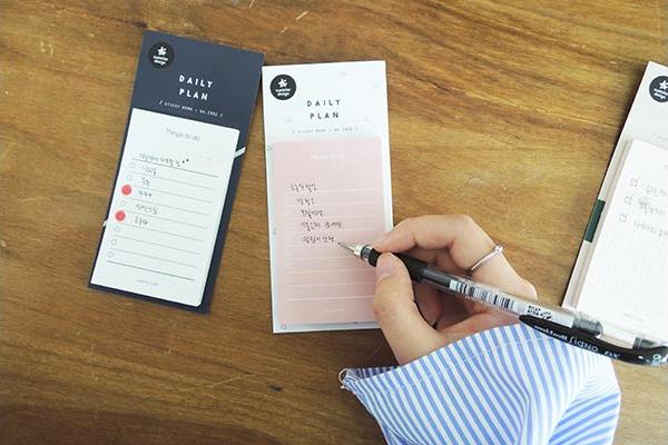 Suatelier Daily Plan Sticky Memo - Pink — angle view